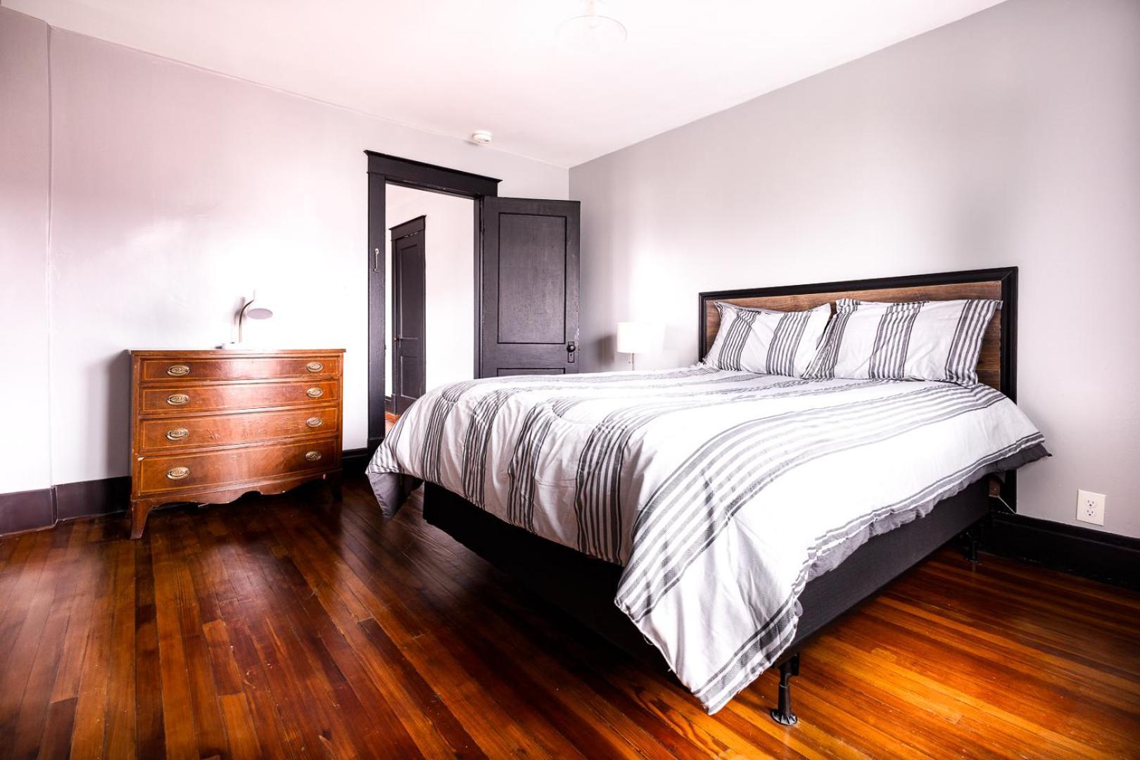 The Pub- 8Br Free Parking, Minutes From Falls & Casino Niagara Falls Exterior photo